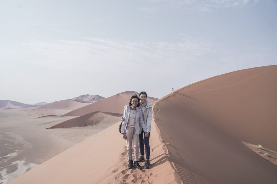 ผู้ร่วมเดินทางสองคนท่ามกลางเนินทรายในนามิเบีย