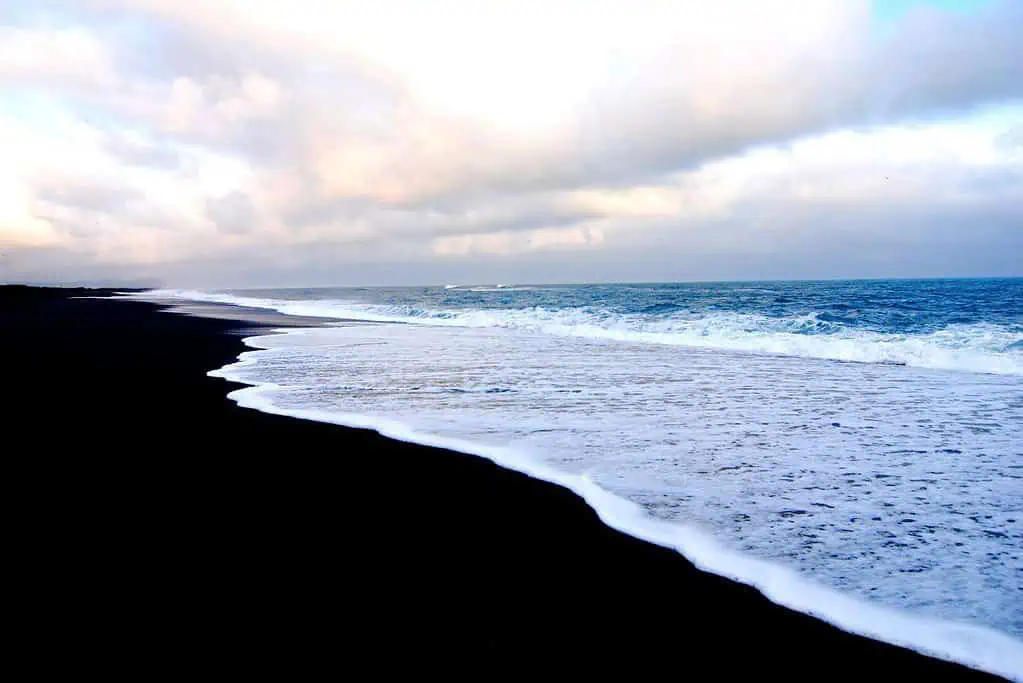 Black Sand Beach หาดทรายสีดำ